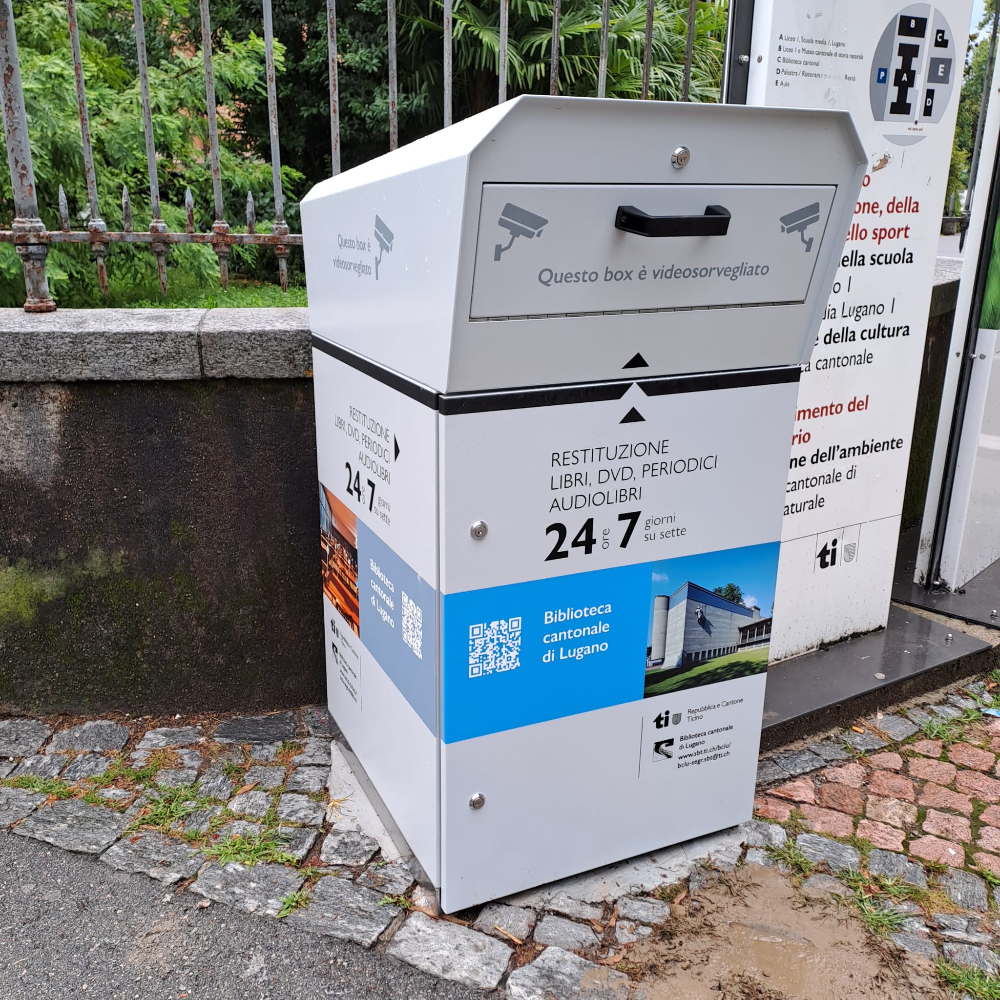 Repubblica e Cantone Ticino - Un nuovo box per la restituzione continuata di  libri, audiolibri, periodici e DVD in prestito alla Biblioteca cantonale di  Lugano